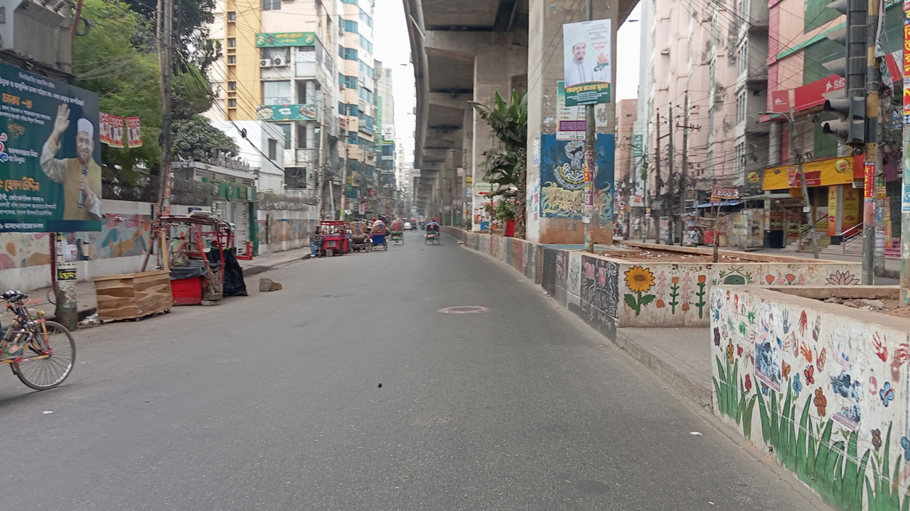 ঈদের ছুটিতে জনমানবশূন্য ঢাকার রাজপথ